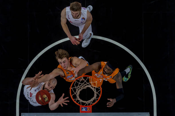 紧张激烈的 紧张激烈的