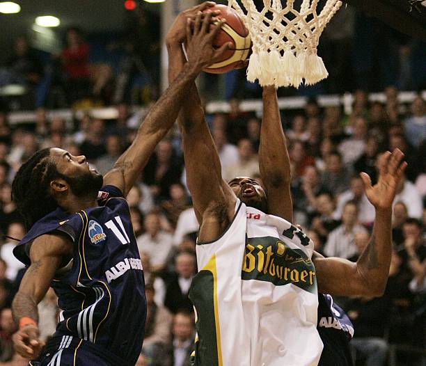 依靠巨额资 依靠巨额资